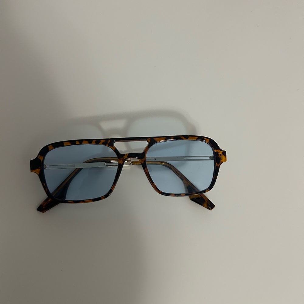 Stylish Tortoise Shell Sunglasses with Blue Lenses